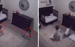 Hai em bé bàn nhau 'đánh đuổi' dịch bệnh