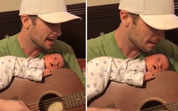 Em bé nghe bố hát ru, nằm ngủ trên đàn ghita