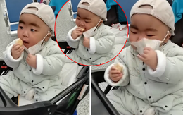 Em bé ăn lén lút nơi công cộng vì Covid-19