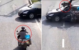 Người đàn ông đi xe máy nhảy lên nóc ô tô như phim hành động