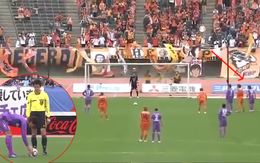 Hai cầu thủ Nhật Bản phối hợp đá penalty lừa cả khán giả