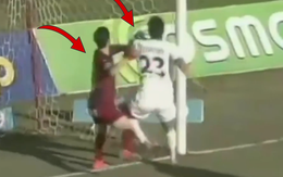 Cầu thủ dùng tay cản phá pha ghi bàn của chính mình