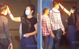 Người phụ nữ cùng màn đo thân nhiệt bằng tay 'đỉnh cao'