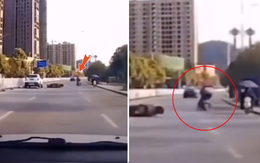 Thanh niên lái xe máy tự té ngã chỉ vì nhìn thấy tai nạn giao thông