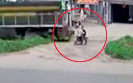 Cô gái chắp tay vái lạy thanh niên chạy xe máy định cắt mặt tàu hỏa