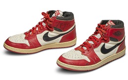 Đôi giày của 'Người đàn ông bay' Michael Jordan đạt giá 13 tỉ đồng
