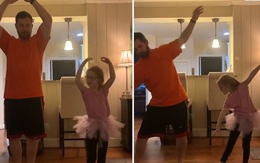 Bố giúp con gái tập múa ballet