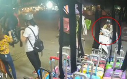 Cô gái mải lựa túi xách bị trộm xe máy ngay sau lưng
