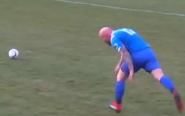 Cầu thủ to béo 'chới với' rượt theo bóng khiến khán giả bật cười