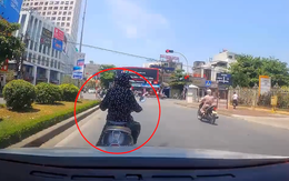 'Nữ Ninja' ngoan cố dừng xe máy tránh nắng giữa đường, bất chấp ôtô bóp còi