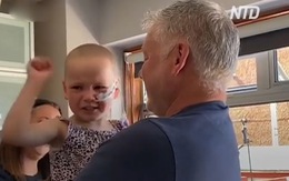 Bé gái 4 tuổi bị ung thư òa khóc khi gặp lại ba