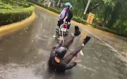 Nam thanh niên bất chấp nguy hiểm trượt trên đường mưa và cái kết 'sấp mặt giữa đường'