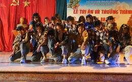 Nữ sinh trường chuyên Hưng Yên nhảy cực đỉnh trong Lễ trưởng thành
