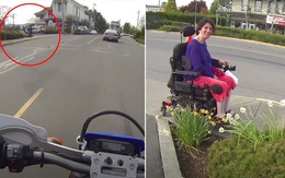 Cảm động chàng trai đi mô tô dừng xe để giúp người phụ nữ đi xe lăn bị kẹt bên đường