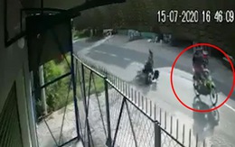 Hai cô gái ngã đập đầu xuống đường vì bị cướp giật giữa ban ngày