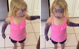 Bé gái quậy phá, bôi mực lên khắp người rồi... đổ thừa cho mẹ khi bị bố la