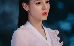 Địch Lệ Nhiệt Ba đẹp 'hớp hồn' trong 'Nữ vệ sĩ xinh đẹp'