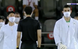 Ra sân với áo blouse trắng, đội bóng của Xavi tri ân đội ngũ nhân viên y tế