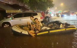 'Chết cười' với nhóm thanh niên phải chèo thuyền về nhà sau cơn mưa lớn tại Sài Gòn đêm qua