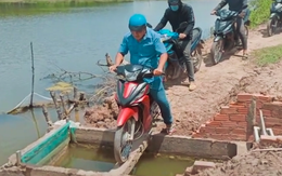 'Thót tim' với nhóm thanh niên đi xe máy qua 'cây cầu'... nhỏ nhất Việt Nam