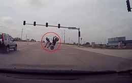 Thanh niên chạy môtô thành 'diễn viên xiếc' khi gặp ôtô vượt đèn đỏ