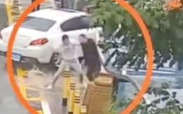 Chàng trai 'nổi điên' đánh tài xế ôtô vì bị tạt nước mưa