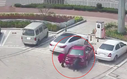 Hai cô gái bị nam tài xế 'chơi khăm' khi định bê ôtô vào chỗ đỗ