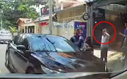 Tài xế dở thói côn đồ khi bị nhắc nhở đỗ ôtô giữa đường