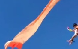 Bé gái 3 tuổi vướng dây diều bị kéo bay lên trời