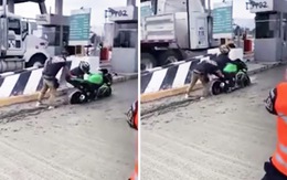 Hì hục kéo môtô vì chạy vào đường vừa đổ bê tông