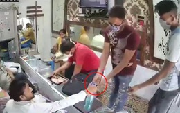3 thanh niên tuân thủ rửa tay phòng COVID-19 trước khi rút súng cướp tiệm vàng