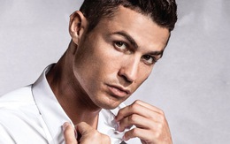 Cristiano Ronaldo mặc đồ bộ như... bà ngoại khi đi nghỉ mát