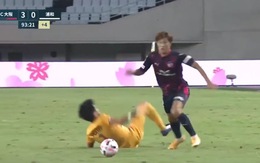 Thủ môn Nhật ngã ngửa khi lừa bóng bị đối phương bắt bài ghi bàn