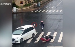 Thanh niên chạy xe máy bị ôtô tông văng giày