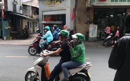 Wowy xin cầm lái khi thấy nữ GrabBike mệt lả vì say nắng