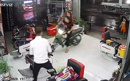 Cô gái giật mình bốc đầu xe máy lao vào tiệm tóc