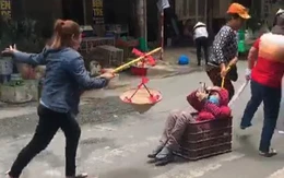 Tiểu thương lấy nón giả làm lồng đèn, nhảy nhót đón trung thu như đứa trẻ