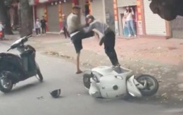 Hai thanh niên 'tỉ thí võ công' sau va chạm giao thông ở Hà Nội