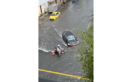 Ôtô tạo sóng trên đường ngập làm hai cô gái đi xe máy ngã nhào