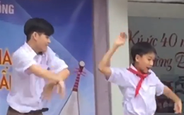 Học sinh 'múa quạt' phụ họa cho cô giáo hát 'Sóc Sờ Bai Sóc Trăng'