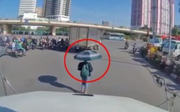 Cô gái đi nghênh ngang giữa đường, mặc tài xế bóp còi inh ỏi