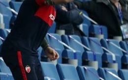 HLV Europa League ăn thẻ đỏ, vẫn 'chơi lầy' chỉ đạo từ khán đài
