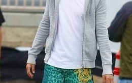 Lee Min Ho thoải mái diện quần đùi xanh 'hổ báo'