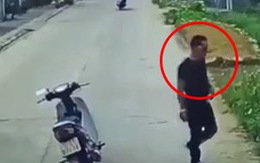 Thanh niên bỏ xe máy giữa đường, chặn đầu ôtô để đi vệ sinh