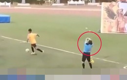 Trọng tài ôm mặt ngao ngán trước pha đá phạt góc của cầu thủ nữ