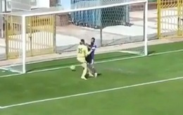Pha ăn mừng thảm họa của đồng đội khiến thủ môn bắt penalty ôm hận