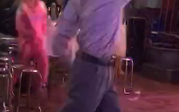 Người đàn ông nhảy đám cưới từ múa quạt chuyển sang 'múa túy quyền'