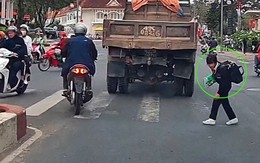 Học sinh Đà Lạt cúi đầu cảm ơn tài xế ôtô khi được nhường đường