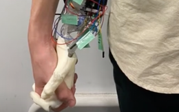 Robot giúp thanh niên FA trải nghiệm cảm giác nắm tay bạn gái