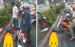 Đoàn người đi xe máy kê ván, leo qua dải phân cách để tránh kẹt xe